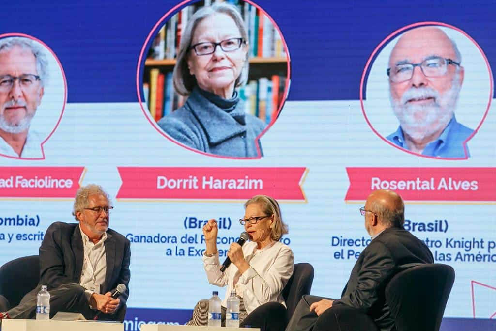 Dorrit Harazim (Brasil), ganadora del Reconocimiento a la Excelencia en conversación con Rosental Alves (Brasil) y Héctor Abad Faciolince (Colombia).