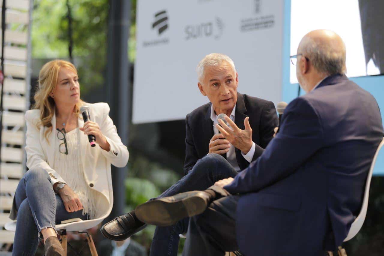 El periodista Jorge Ramos, ganador del Reconocimiento a la Excelencia del Premio Gabriel García Márquez, da consejos sobre el oficio en la charla 'Desobedezcan, siempre desobedezcan.