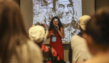 Abandonar la racionalidad y otras lecciones de Natalia Viana sobre la elaboración de un reportaje